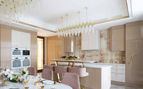 A Luxury Kitchen Where Gold and Coral Create a Stunning Environment