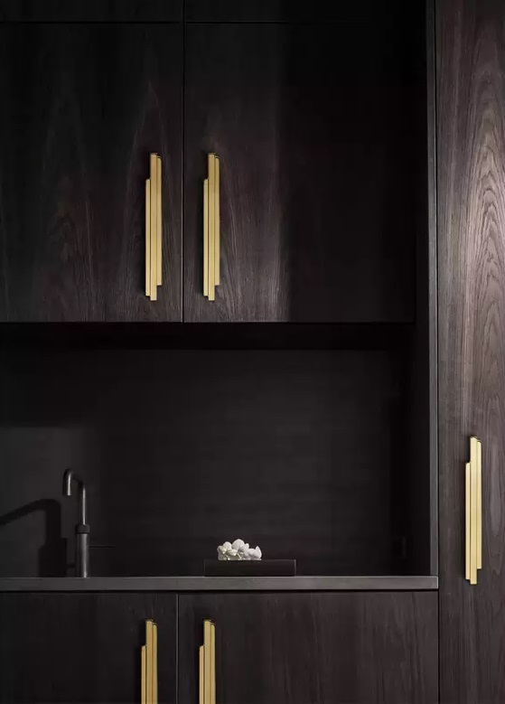 Upscaled kitchen cabinetry with Skyline Cabinet Handles by PullCast