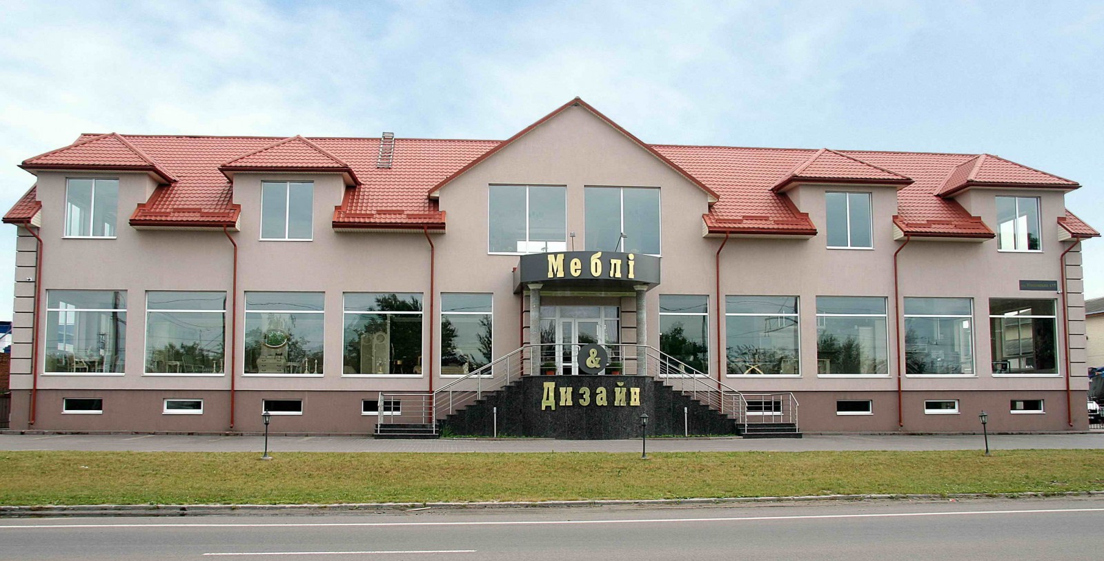 PREMIUM FURNITURE IN THE HEART OF LUTSK: MEBLI&DESIGN: Showroom