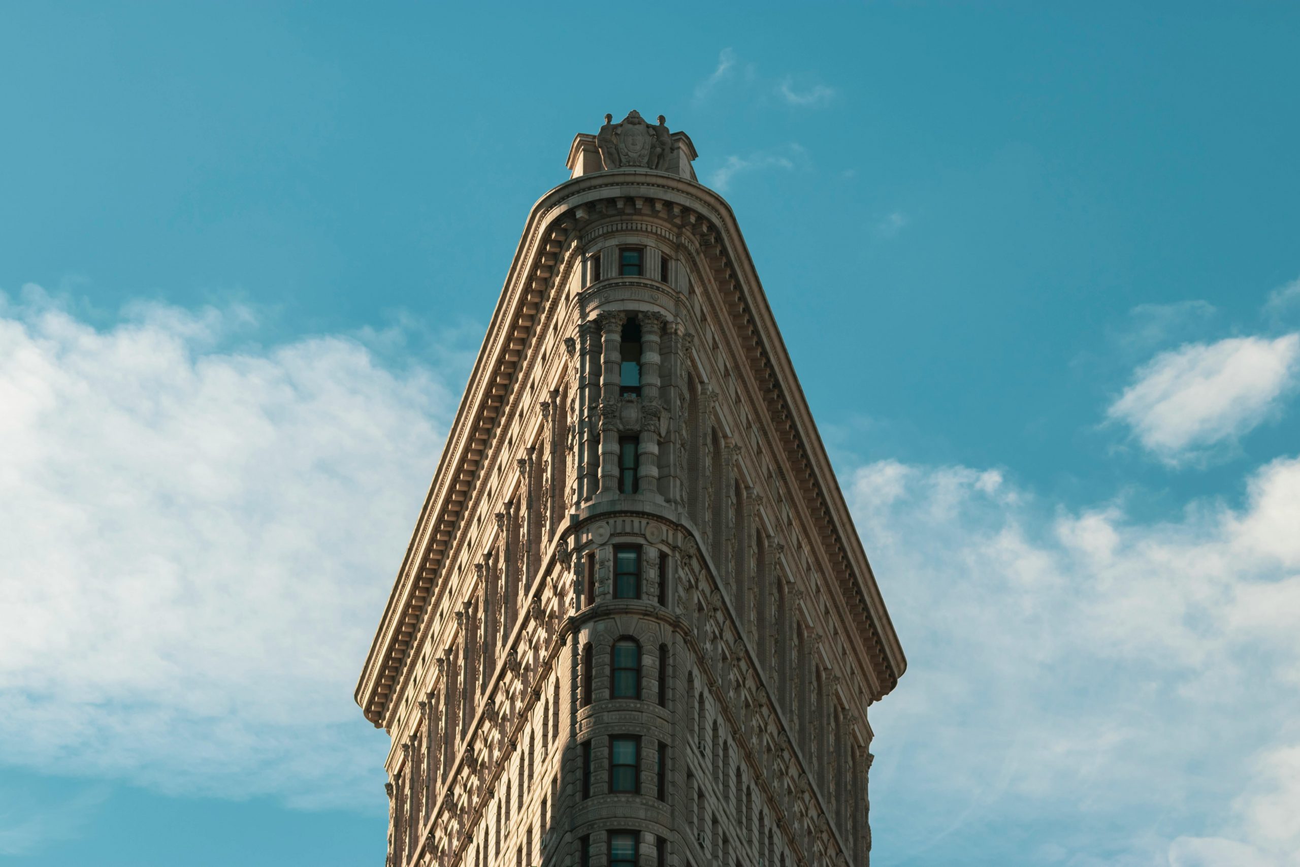 THE MOST ICONIC SKYSCRAPERS IN NEW YORK: ARCHITECTURAL INSPIRATION